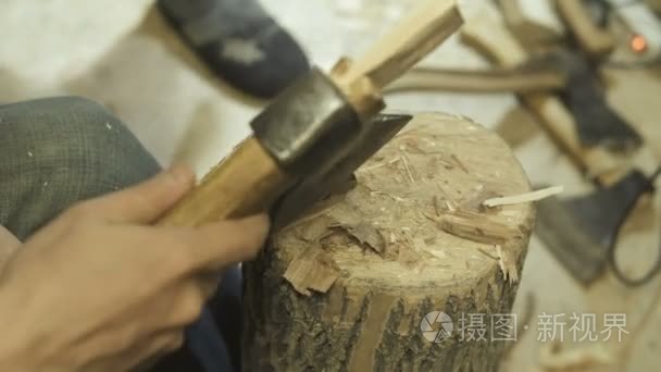 在车间工作的熟练技工视频