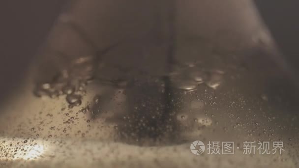 水烟瓶中的起泡水关闭慢动作视频