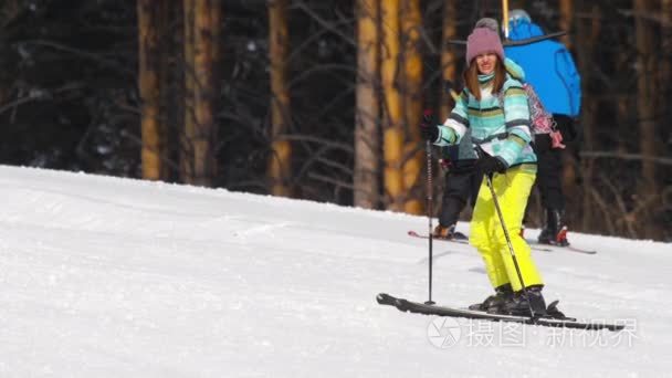 滑雪爱好者女孩下坡视频