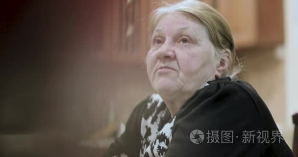 老祖母讲故事坐在桌上视频