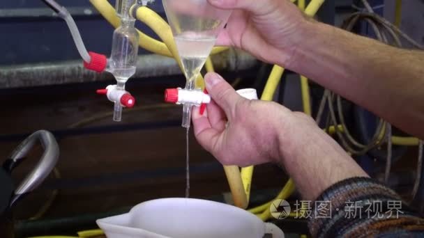 小高寒村蒸馏立方体蒸汽蒸馏生产香水香精的研究短视频