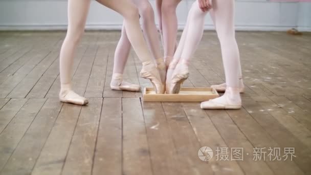 特写, 年轻的舞者的脚, 女孩们把尖角鞋的尖端放进一个有特殊粉末的盒子里。