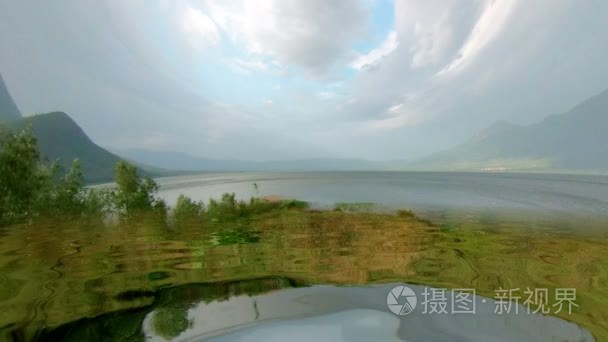 五颜六色的山全景的水反射视频