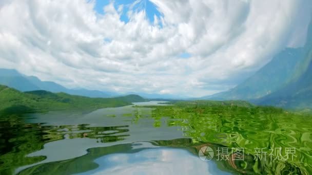 五颜六色的山全景的水反射视频