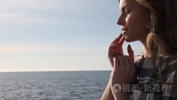 海洋风吹海滩上美丽女人的肖像视频