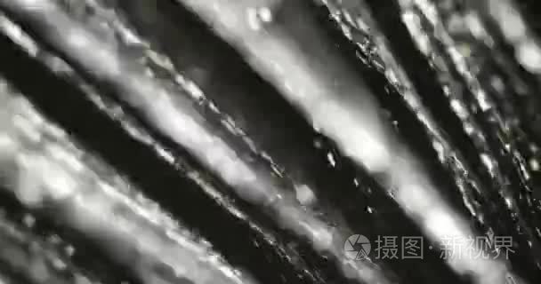 黑色背景下落下的雨滴镜头视频