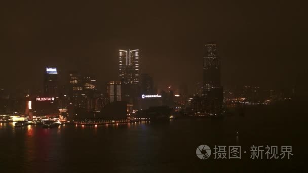 香港城市夜景。股票。鸟从香港高层大厦的天台看。香港城市高角度景观视频