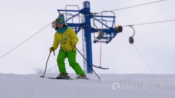 滑雪爱好者女孩下坡视频