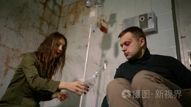 一个看起来像疯子的年轻女人给残疾人提供一罐药