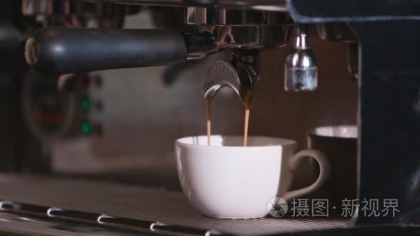 意式咖啡机从浇注的特写镜头视频