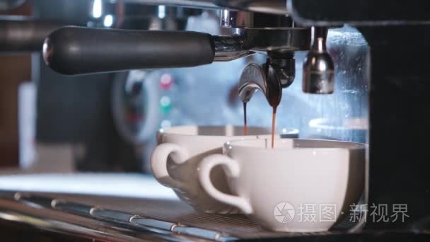 意式咖啡机从浇注的特写镜头视频