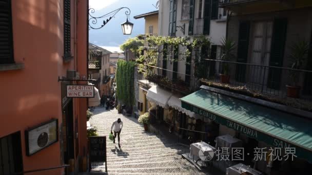 在风景如画的意大利小镇的游客视频
