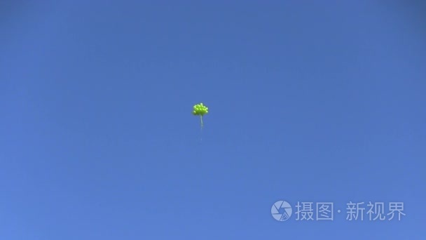 背景蓝天的黄色空气气球视频