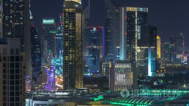 空中城市景观 timelapse 在夜间与照明现代建筑在迪拜市中心  阿拉伯联合酋长国