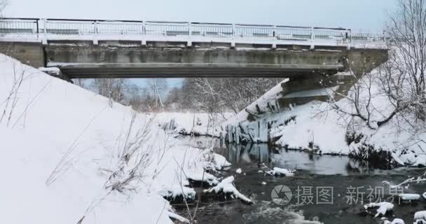 春天和河流沿着积雪的河岸流淌视频