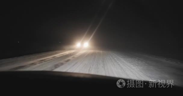 在冬季的夜景上开车驾车在夜间的道路上