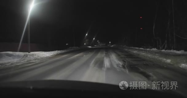 在冬季的夜景上开车驾车在夜间的道路上