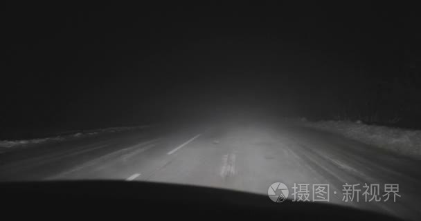 在冬季的夜景上开车驾车在夜间的道路上