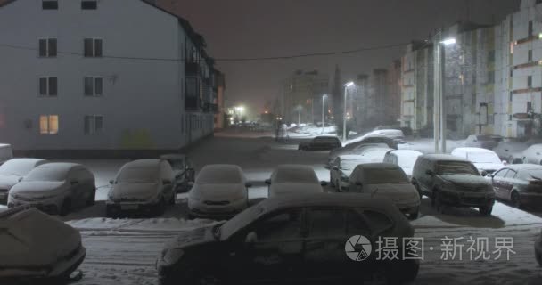 城市庭院在冬天在晚上