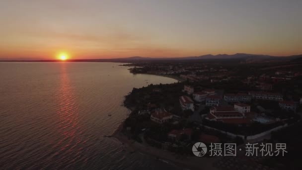 海岸希腊度假村空中拍摄  日落时观看