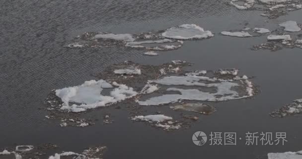 融化早春, 河水的水流要冰雪覆盖