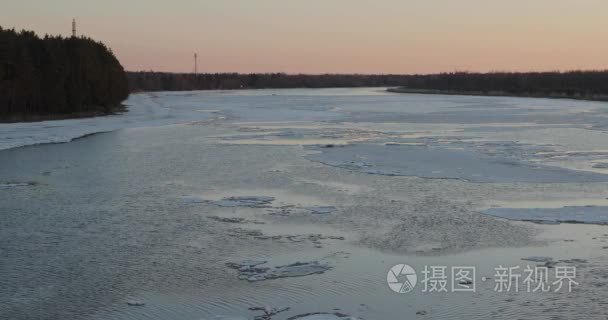 融化早春  河水的水流要冰雪覆盖