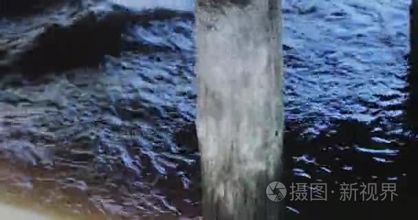 河流被一根巨大的木质竖梁冲刷视频