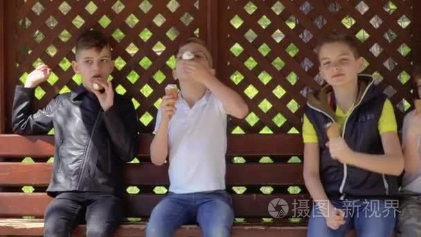 四兄弟在公园的凉亭吃冰淇淋视频