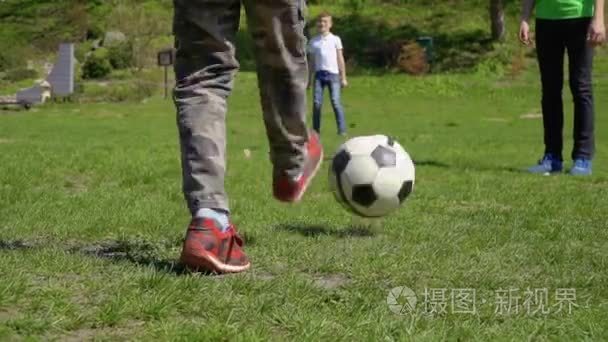 三男孩在公园踢足球视频