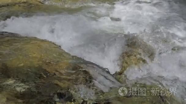 水在山区河流在慢动作视频