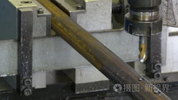 钻孔金属铁在工厂慢动作视频