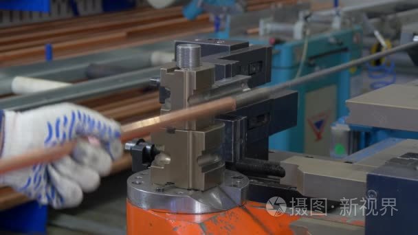工厂工业机械中金属管的弯曲视频