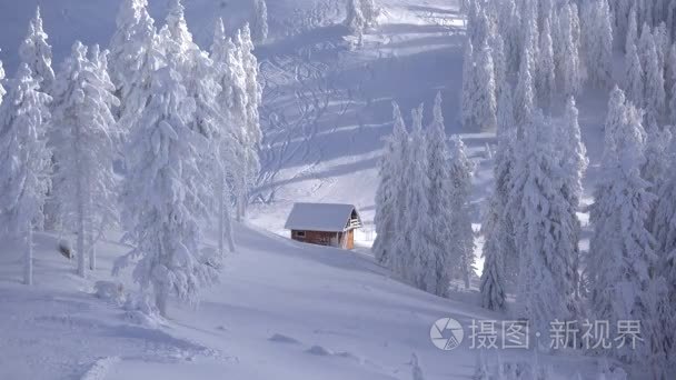 壮观的山和木屋的冬天风景视频