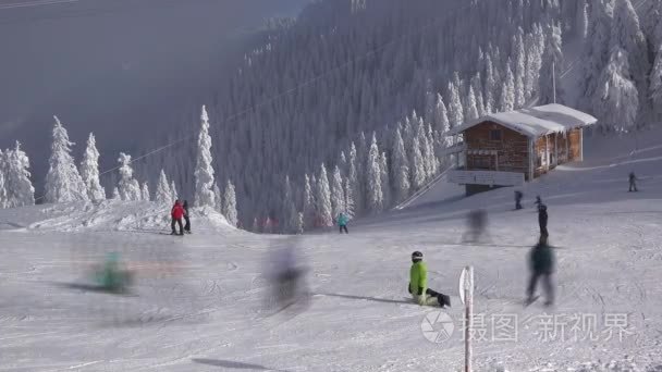 Timelapse 滑雪者在木屋附近的山坡上