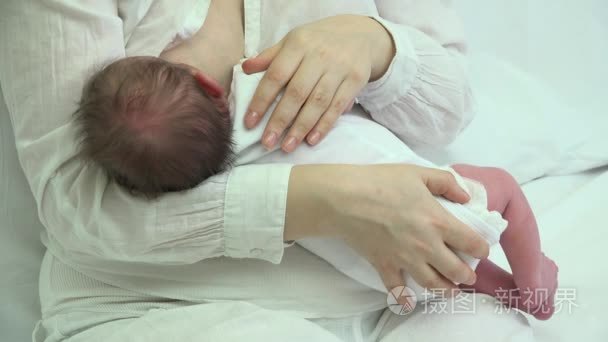 婴儿母乳喂养, 完美的母亲和儿童包围