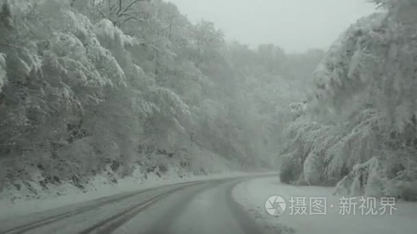前视车驾驶在雪路在冬天视频