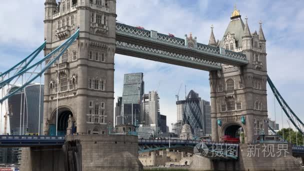 伦敦金融区塔桥与城市的近观