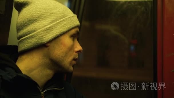 孤独的年轻人在夜间乘坐电车视频