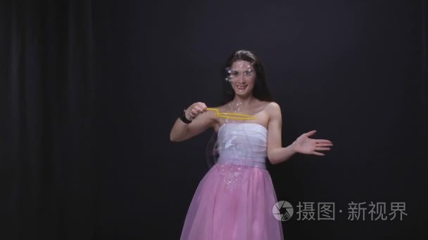 女人吹肥皂泡泡视频