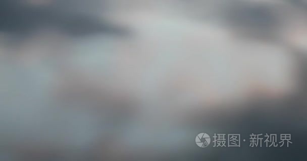 平滑流水中的天空和云彩的反射视频