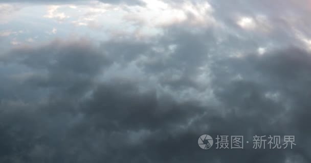 平滑流水中的天空和云彩的反射视频