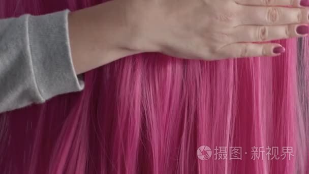 粉红色创意彩色头发纹理特写视频