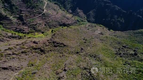 飞越高山的飞行视频