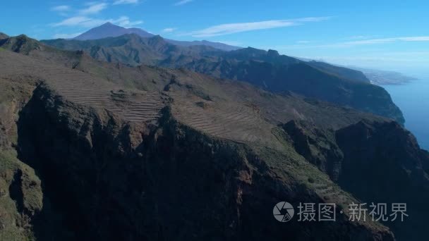 飞越高山的飞行视频