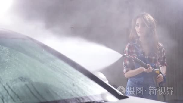 年轻女子洗车用高压清洗机视频