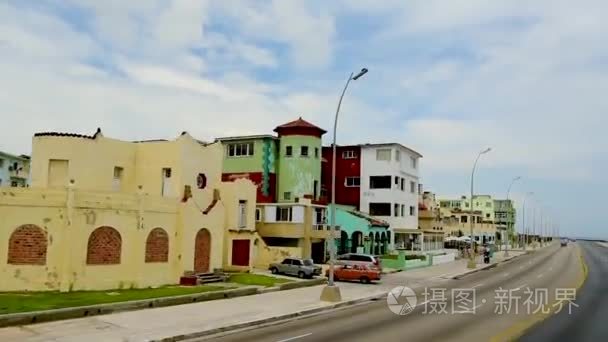 沿着海滨漫步在古巴城市哈瓦那视频