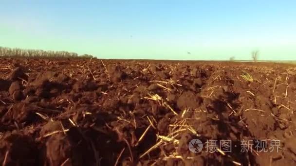 犁场和蓝天替身运动农业。文摘透视以暗宽湿土方式, 小径, 干排室外天然棕褐色肮脏质地的有机和犁耕的农村土地