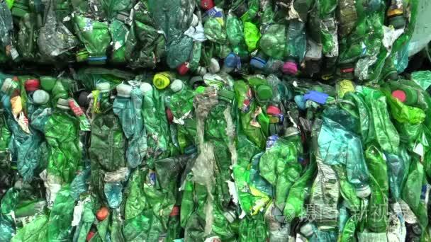 分离和压废绿色塑料瓶包装, 准备好回收和生产其他新材料。环境经济生态友好可持续发展视频
