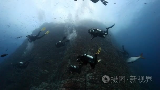 太平洋水下礁山附近的潜水员视频