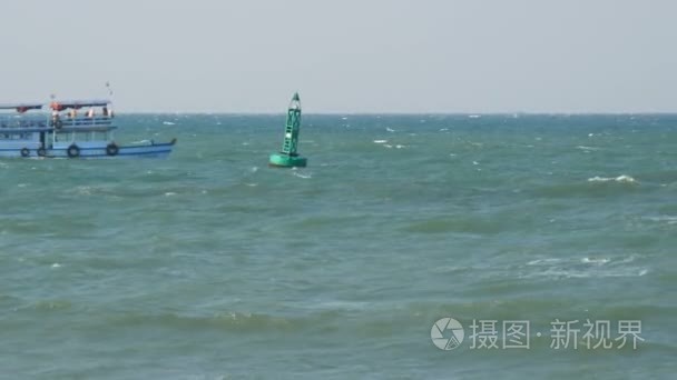 海上的蓝浮标由客运渡轮驶过视频